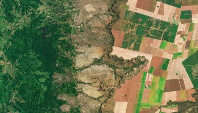 Two of Brazil’s central states converge dramatically just northeast of the country’s capital. The agricultural fields of the state of Bahia (right) drop precipitously to the Brazilian Central Plateau in the state of Goiás to the west (left).