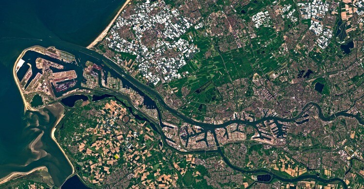 satellite image of Rotterdam an the Europoort harbour. Contains modified Copernicus Sentinel data 2018.