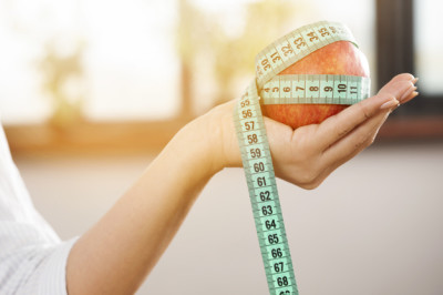 person-s-hand-holding-red-apple-with-green-measurement-tape_23-2148076032.jpg.small.400x400.jpeg