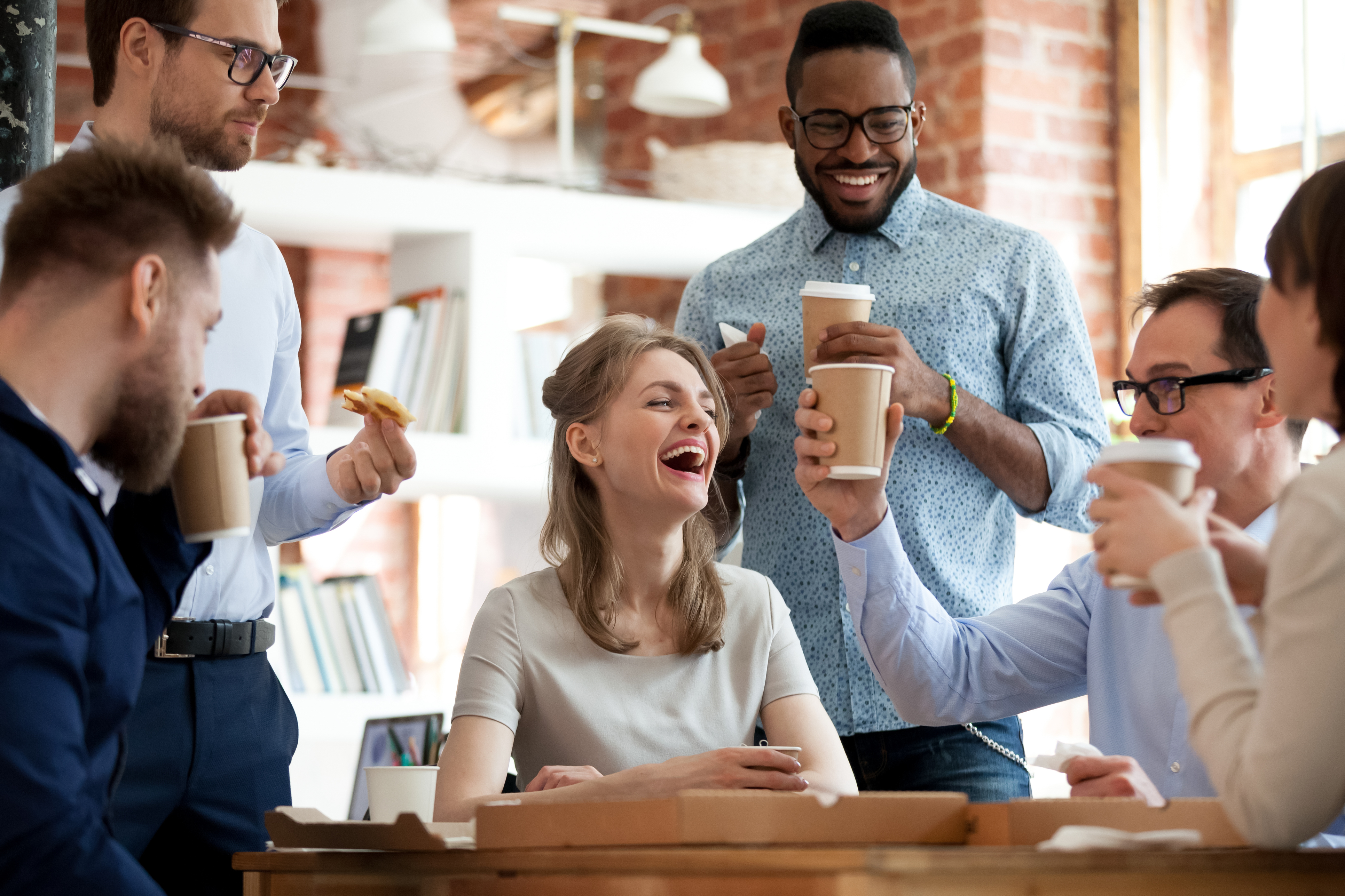 Много говорили смеялись. Сотрудники пьют кофе. Пьют кофе в офисе. Работник пьет кофе. Кофе с коллегами.