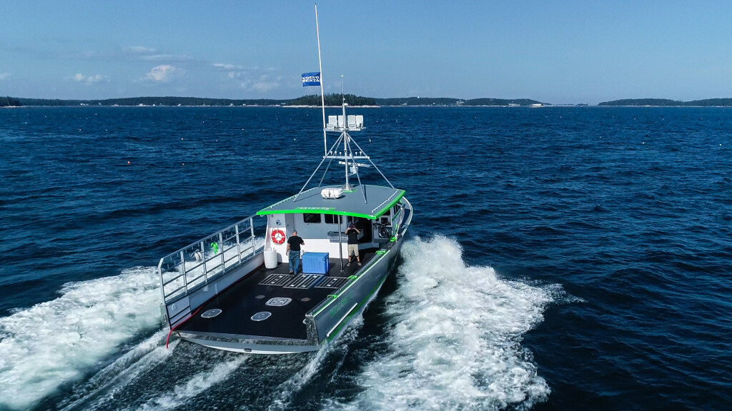 Maine lobstermen stick with large boats and big engines