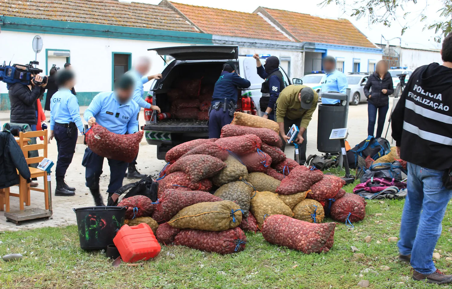 European authorities seizing USD 10 million worth of contaminated shellfish that organized crime groups sought to pass off as safe