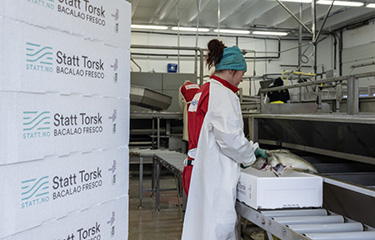 A Statt Torsk employee packaging cod.