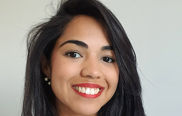 A headshot of Carolina Nascimento