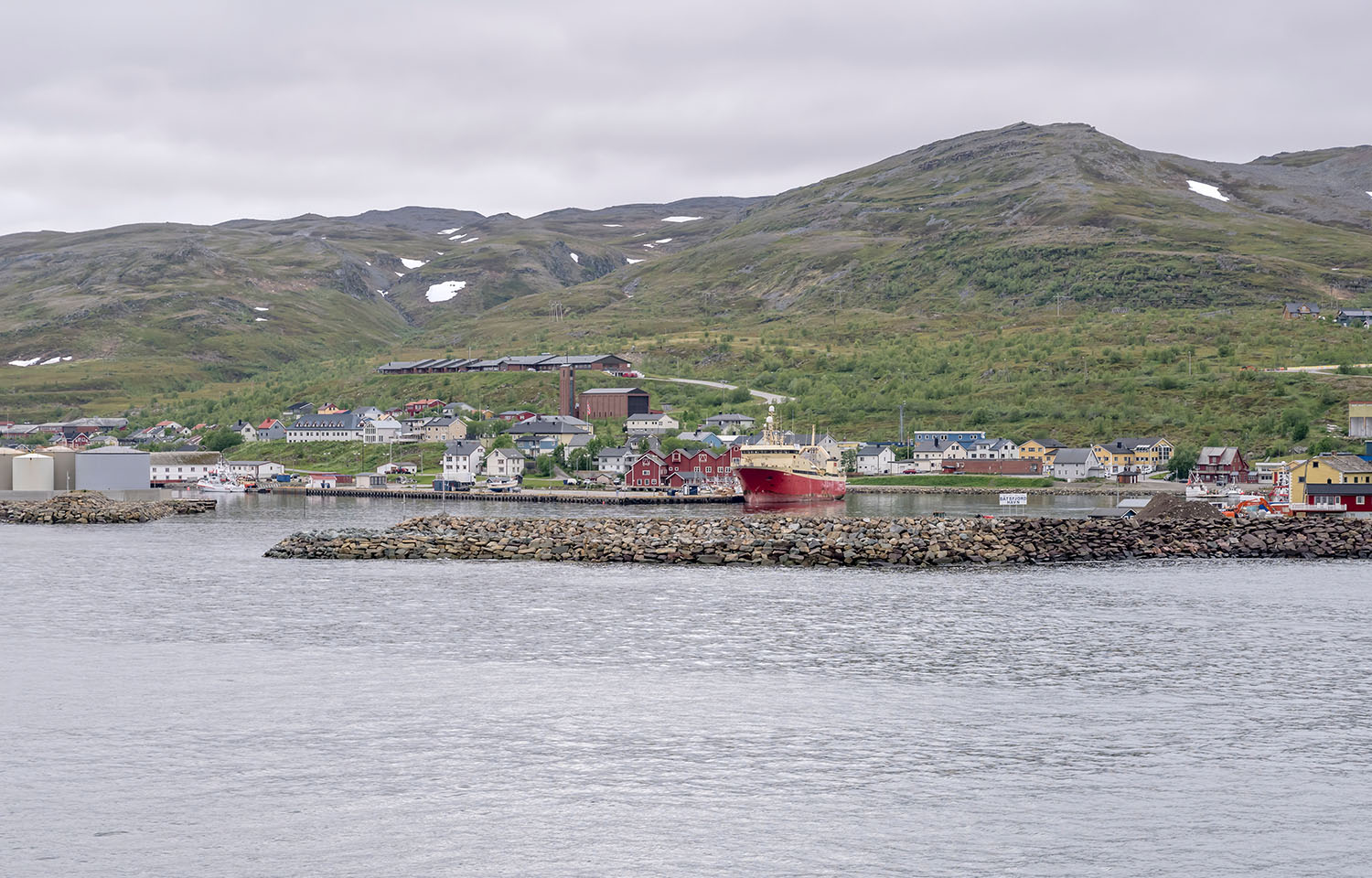 The Norwegian government has seized a Russian fishing vessel that stayed in Båtsfjord Harbor for over a year