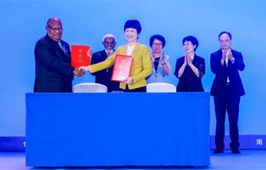 Hainan Xiangtai Fishery Company signing a deal with Mata-ariki Investment Holdings.