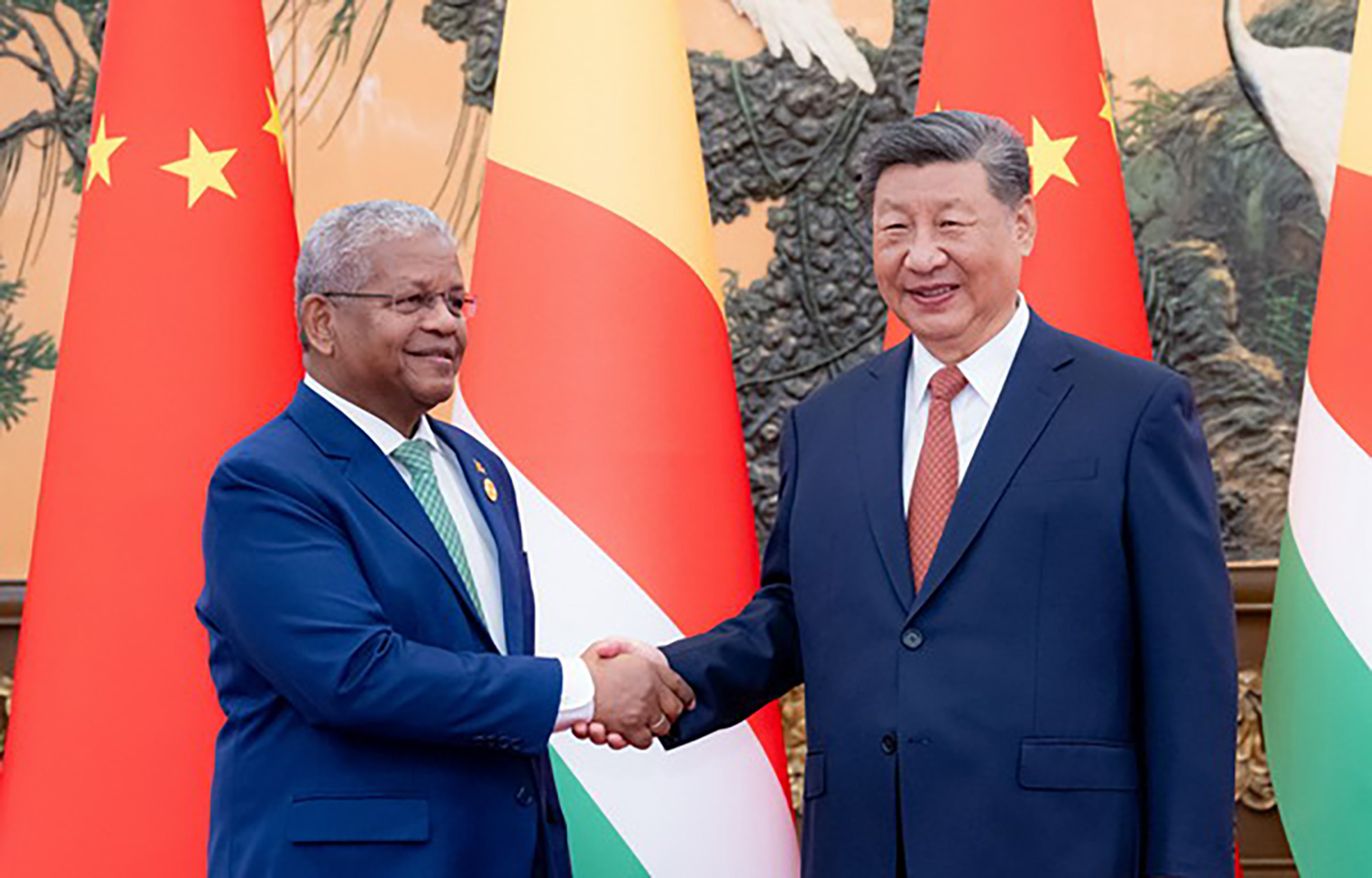 Chinese President and Seychelles President Wavel Ramkalawan shaking hands
