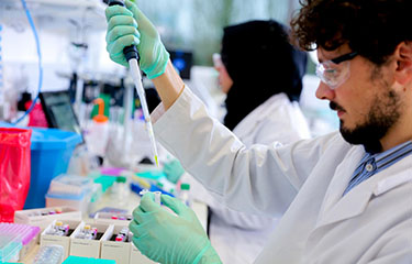 An Oxford Nanopore employee conducting a DNA test.