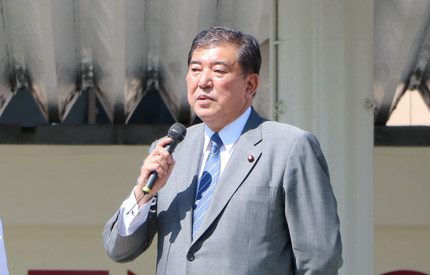 A photo of Shigeru Ishiba giving a speech
