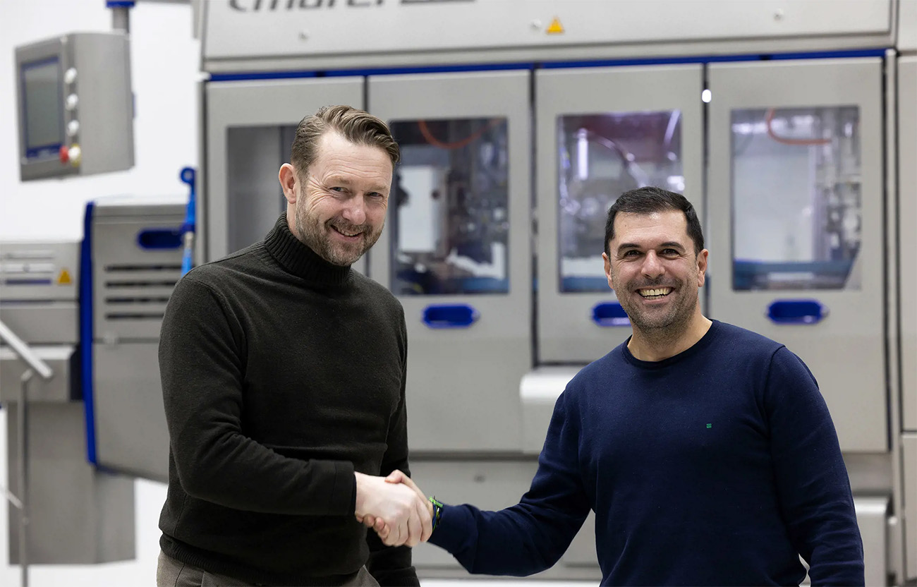 MMC First Process CEO Peter Leon Fauske and Marel Fish Director of Sales and Marketing Diego Lages seal a new partnership with a handshake.