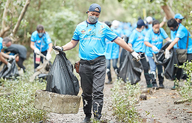 Thai Union employees participating in a coastal clean-up effort.