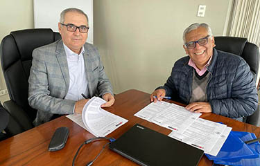 Capecal and Imparpe executives signing their partnership agreement.