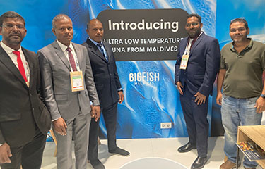 Maldividan tuna boat captains and Big Fish Maldives Managing Director Ahmed Latheef (right).