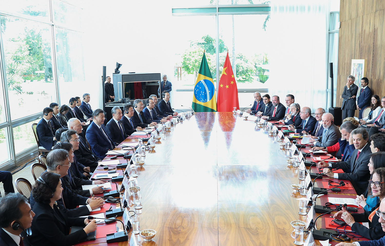 A meeting table between Chinese President Xi Jinping andBrazilian President Luiz Inácio Lula da Silva