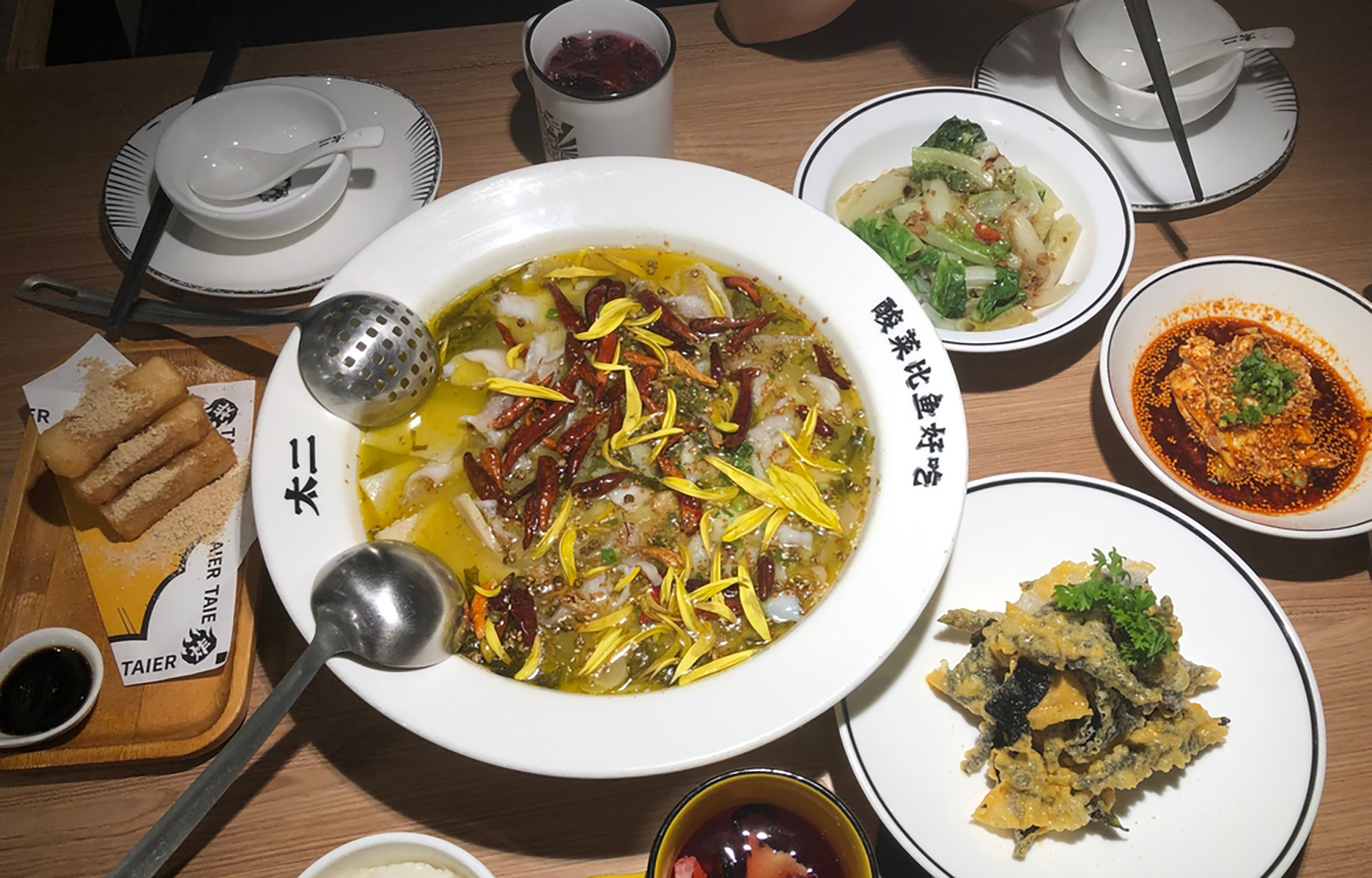 Tai Er offers a range of fish soups that feature species like pangasius, tilapia, snakehead, and shrimp