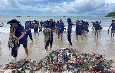 A SeaBOS-organized trash cleanup project.