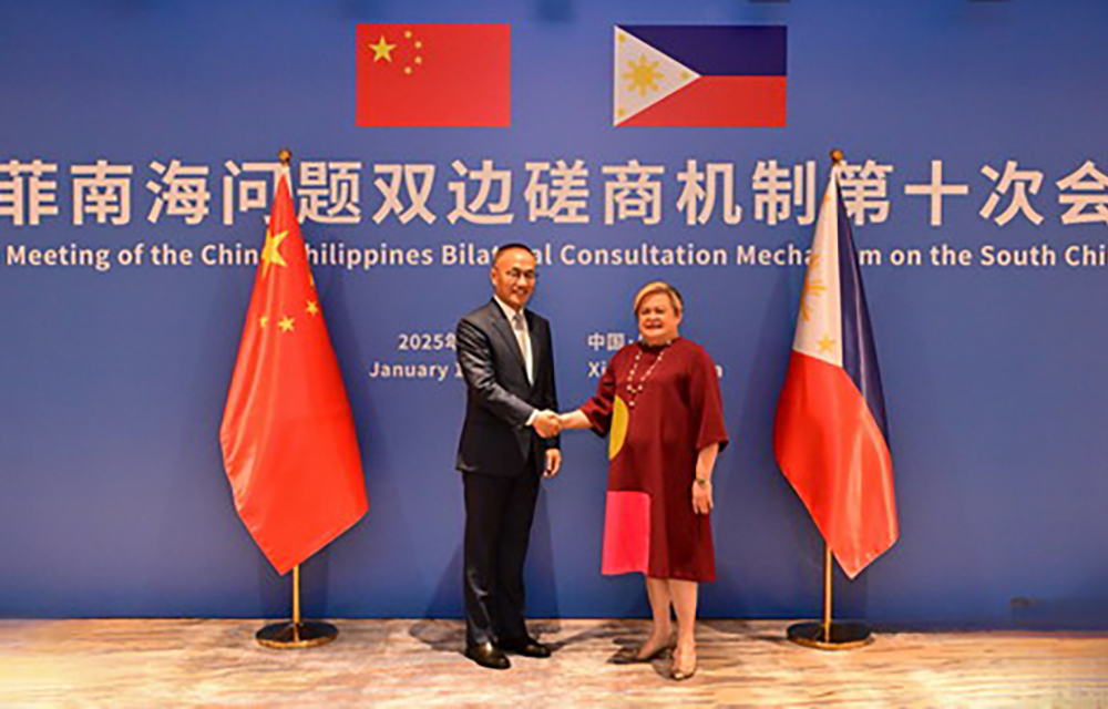 Chinese and Filipino diplomats meeting