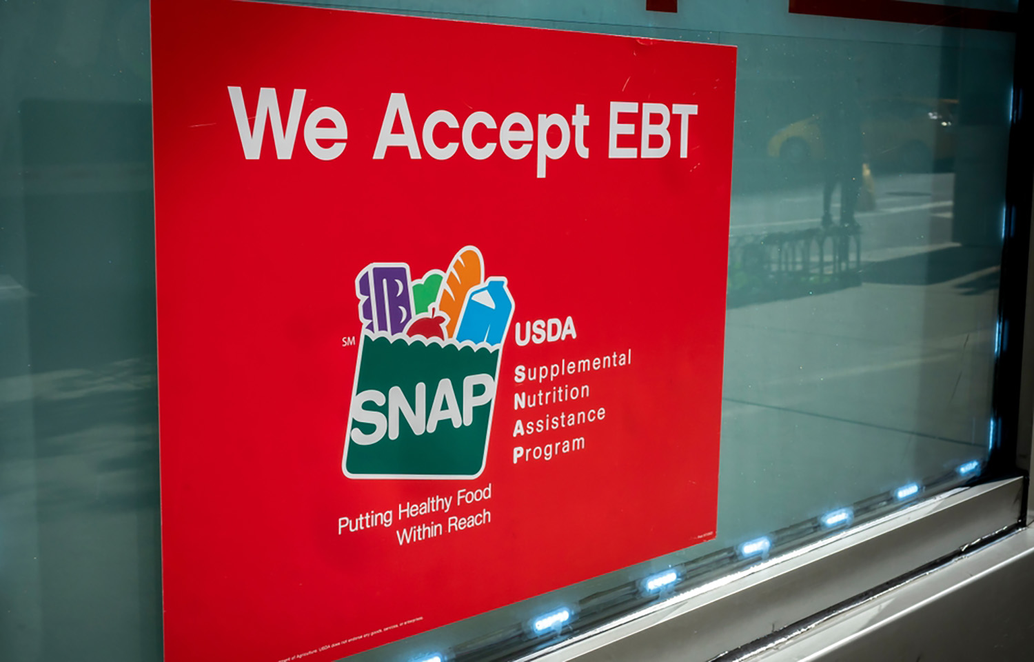 A sign outside of a 7-Eleven convenience store in New York City stating that the store accepts SNAP benefits