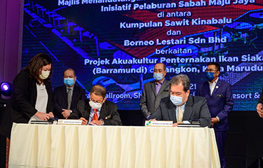 Representatives of Borneo Lestri and Sawit Kinabalu signing the MoU.