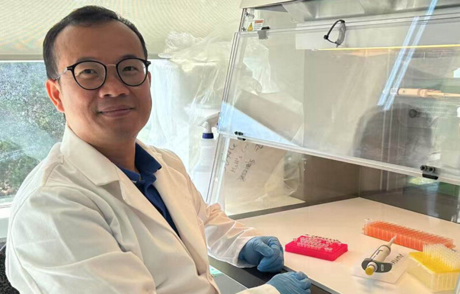 Kevin Xu Zhong conducting molecular biology work