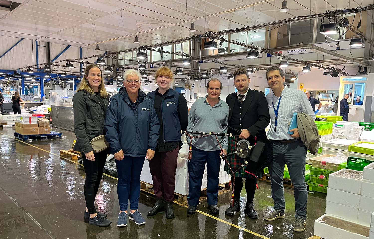 L-R: Audrey Leng (Scottish Development International), Donna Fordyce, Marie-Anne-Omnes (Seafood Scotland), Ángel Máñez (president of the Mercabarna Central Fish Market Wholesalers' Guild (GMP)), Thomas Smith (Scottish piper) and José Maria Marcos (Central Fish Market Wholesalers' Association).