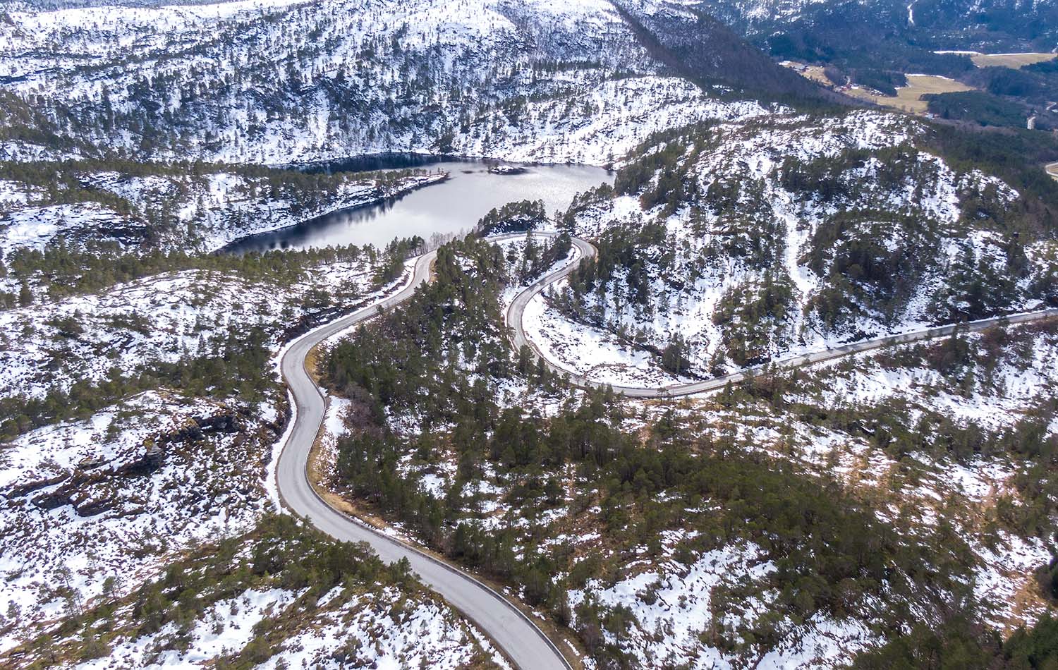 19-ton salmon spill closes Norwegian highway