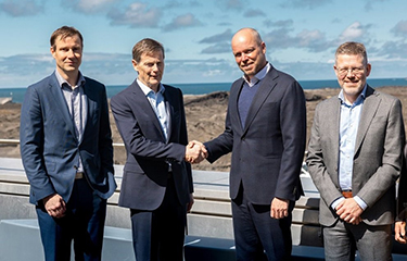 Thorsteinn Már Baldvinsson CEO of Samherji, and Tómas Már Sigurdsson CEO of HS Orka shake hands on the agreement. With them are Jón Kjartan Jónsson MD of Samherji Fishfarming and Jón Ásgeirsson VP Strategy and Resource Park of HS Orka