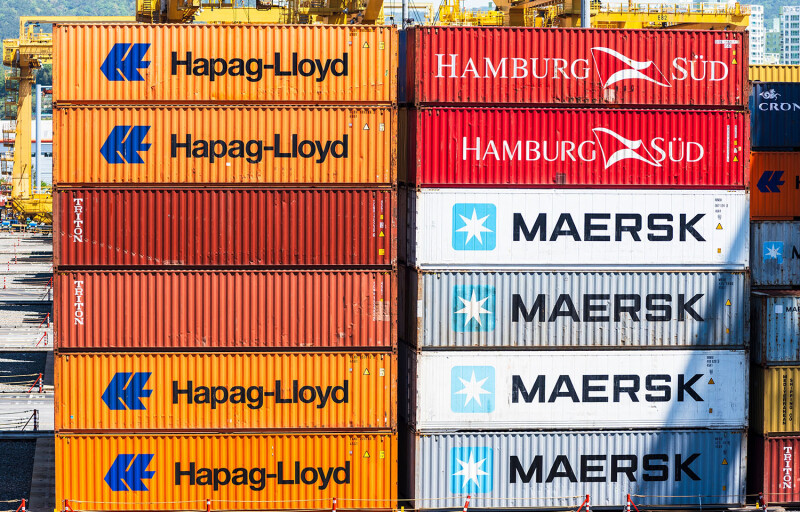 Hapag-Lloyd and Maersk containers next to each other