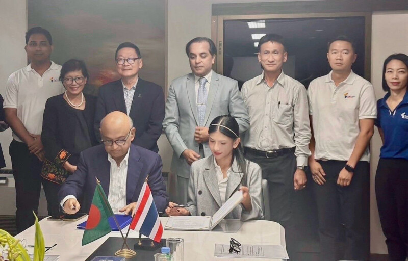 Thai Union Feedmill and Bangladesh Shrimp and Fish Foundation officials signing a memorandum of understanding