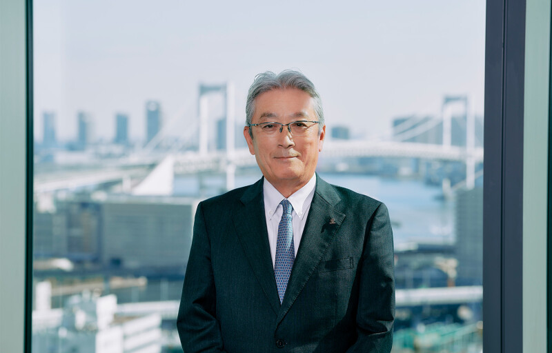 Umios CEO Masaru Ikemi with the Tokyo skyline behind him