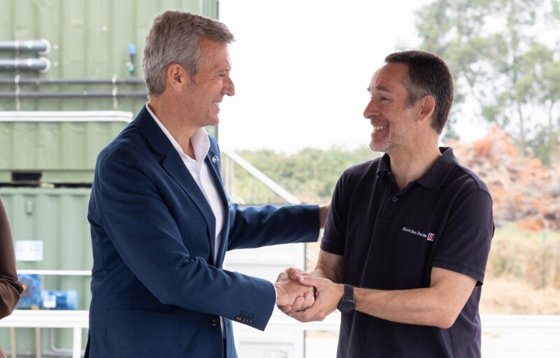 Alfonso Rueda shaking hands with someone from Stolt Sea Farm