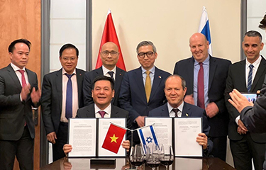 Trade ministers from Vietnam and Israel signing a free trade agreement.