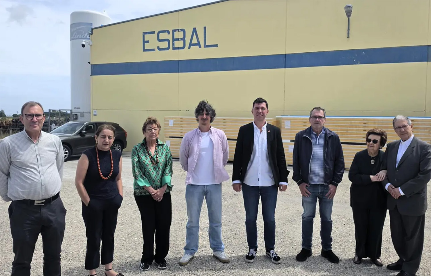 Employees of Vinnslustöðin and Empresa de Secagem de Bacalhau outside the facility