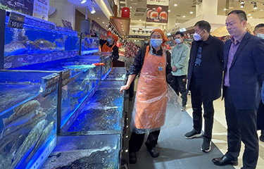Tongwei Food President Chen Bo, Deputy General Manager Xue Feng, and Director Huang Jinsong tour a supermarket in China.