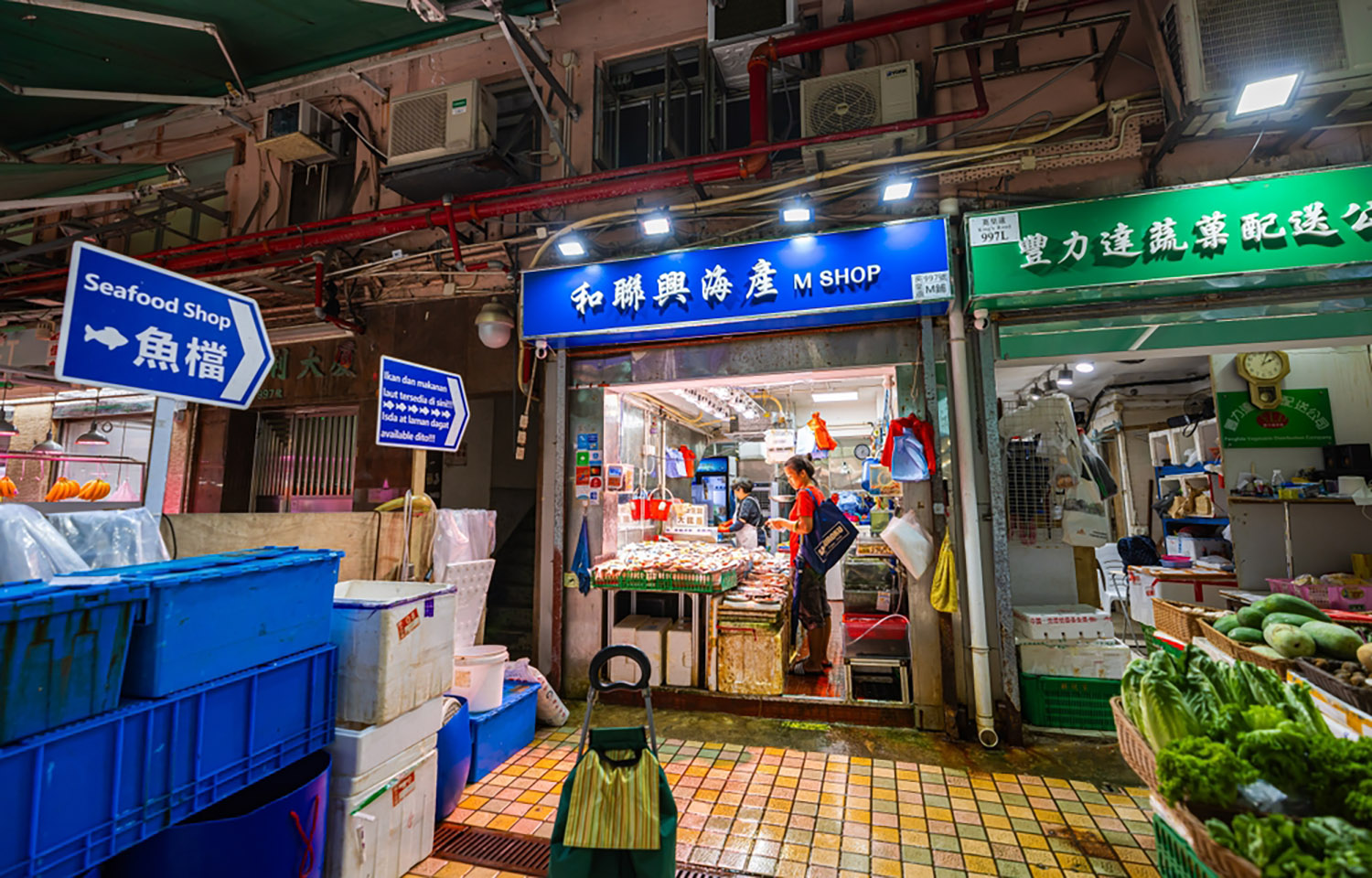 A seafood stall in a Hong Kong marketplace