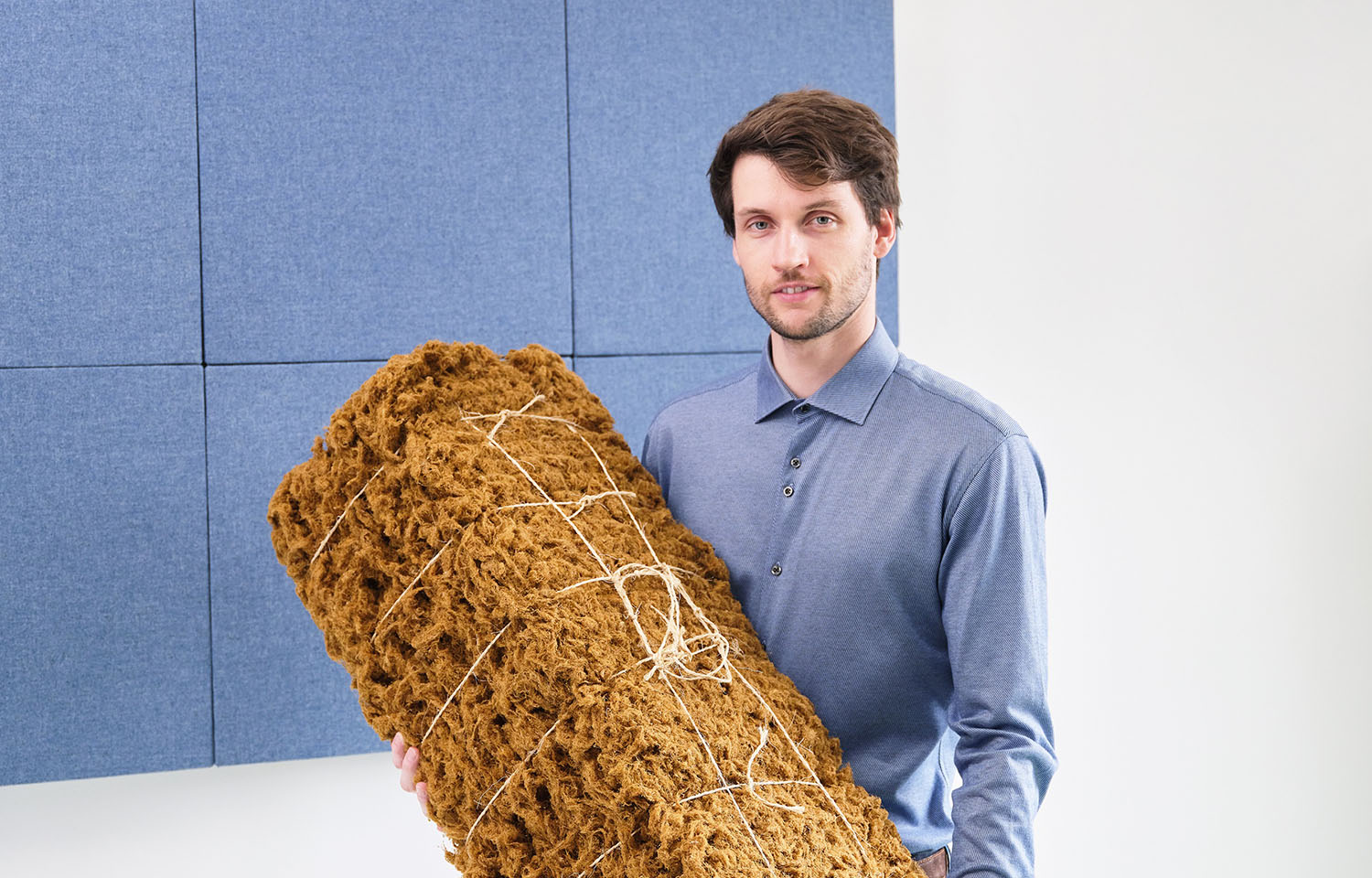 Seastex CEO and Founder Sander Nevejans holding an example of Seawool