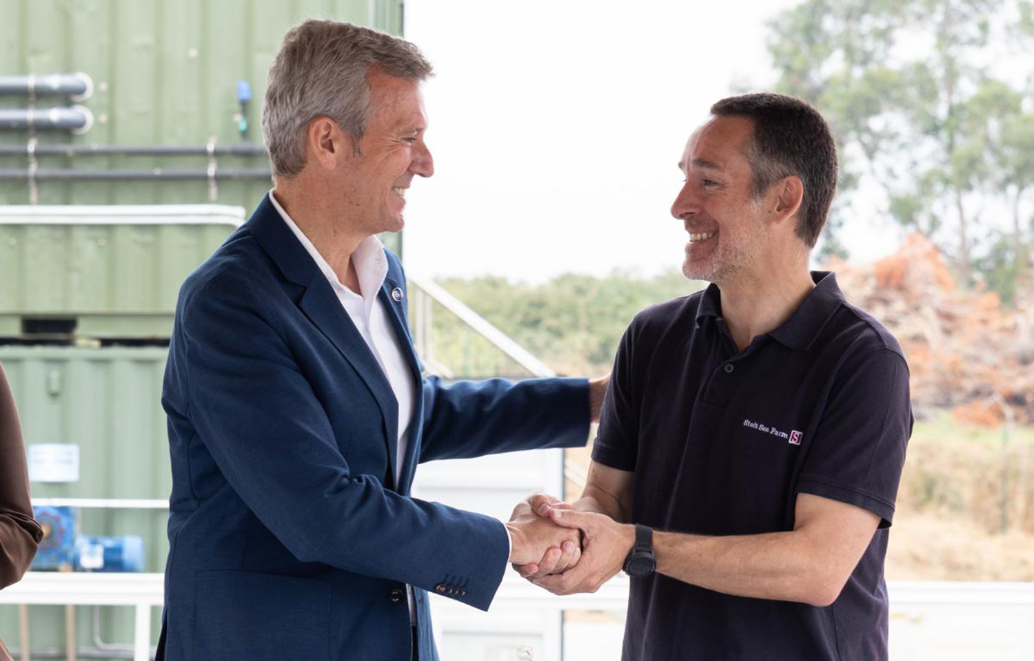 Alfonso Rueda shaking hands with someone from Stolt Sea Farm