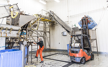 Workers process mussels in the U.S. State of Maine. The Maine Aquaculture Association recently released new occupational standards for the industry.