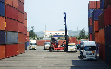 Trading activities near the inland border gates between Vietnam and China have become tense.