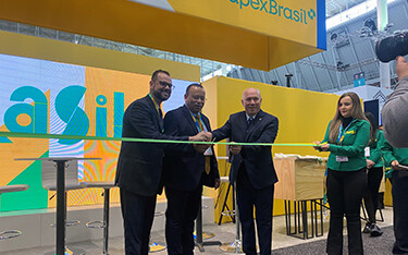 Brazil Secretary of Aquaculture and Fisheries Jorge Seif Junior cuts the ribbon on Brazil's booth in Seafood Expo North America.