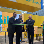 Brazil Secretary of Aquaculture and Fisheries Jorge Seif Junior cuts the ribbon on Brazil's booth in Seafood Expo North America.