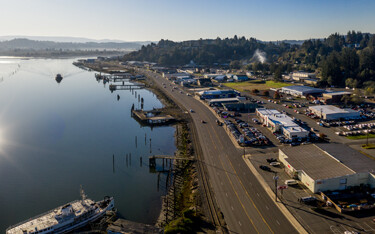 Officials with a port in the U.S. state of Oregon and representatives from a regional seafood processor trade group have joined forces to seek funding for a wastewater treatment plant.