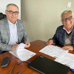 Capecal and Imparpe executives signing their partnership agreement.