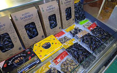 A display of Cíes Pasteurizados products at Seafood Expo Asia.