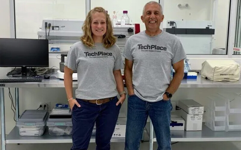 Salmonics Head of Operations Veronica Achorn and Salmonics CEO Cem Giray in their laboratory