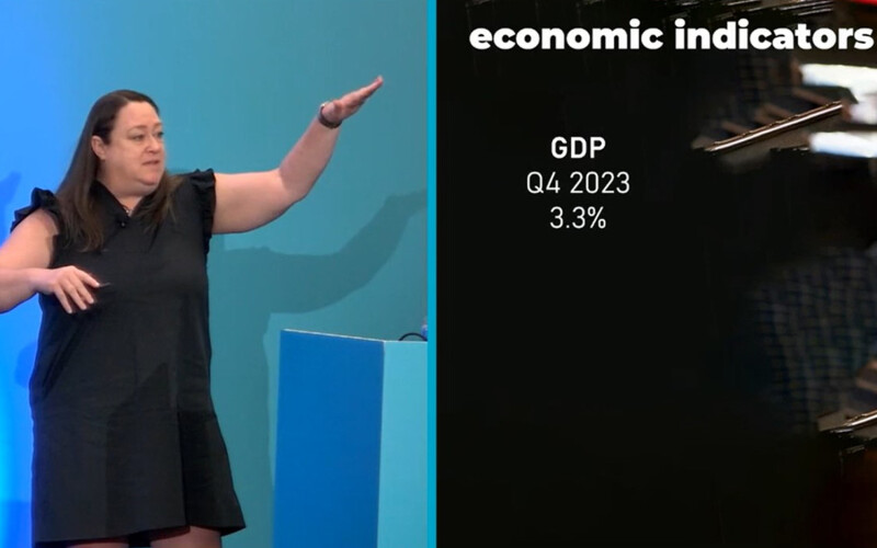 Datassential Vice President of Customer Experience Kelley Fechner presenting "Seafood Headwinds and Innovations in Foodservice"