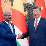 Chinese President and Seychelles President Wavel Ramkalawan shaking hands