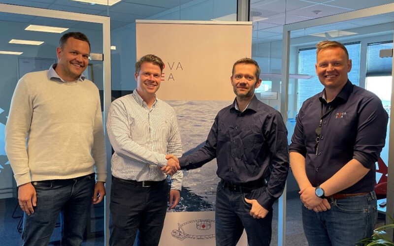 MMC First Process Head of BU Handling Håvard Remøy and CSO Handling Frank Edvard Vike shake hands with Nova Sea CEO Tom Eirik Aasjord and Project Manager Espen Gleinsvåg