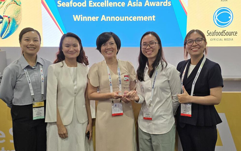 Five employees of Vinh Hoan accept the 2024 Seafood Excellence Asia award.
