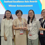 Five employees of Vinh Hoan accept the 2024 Seafood Excellence Asia award.